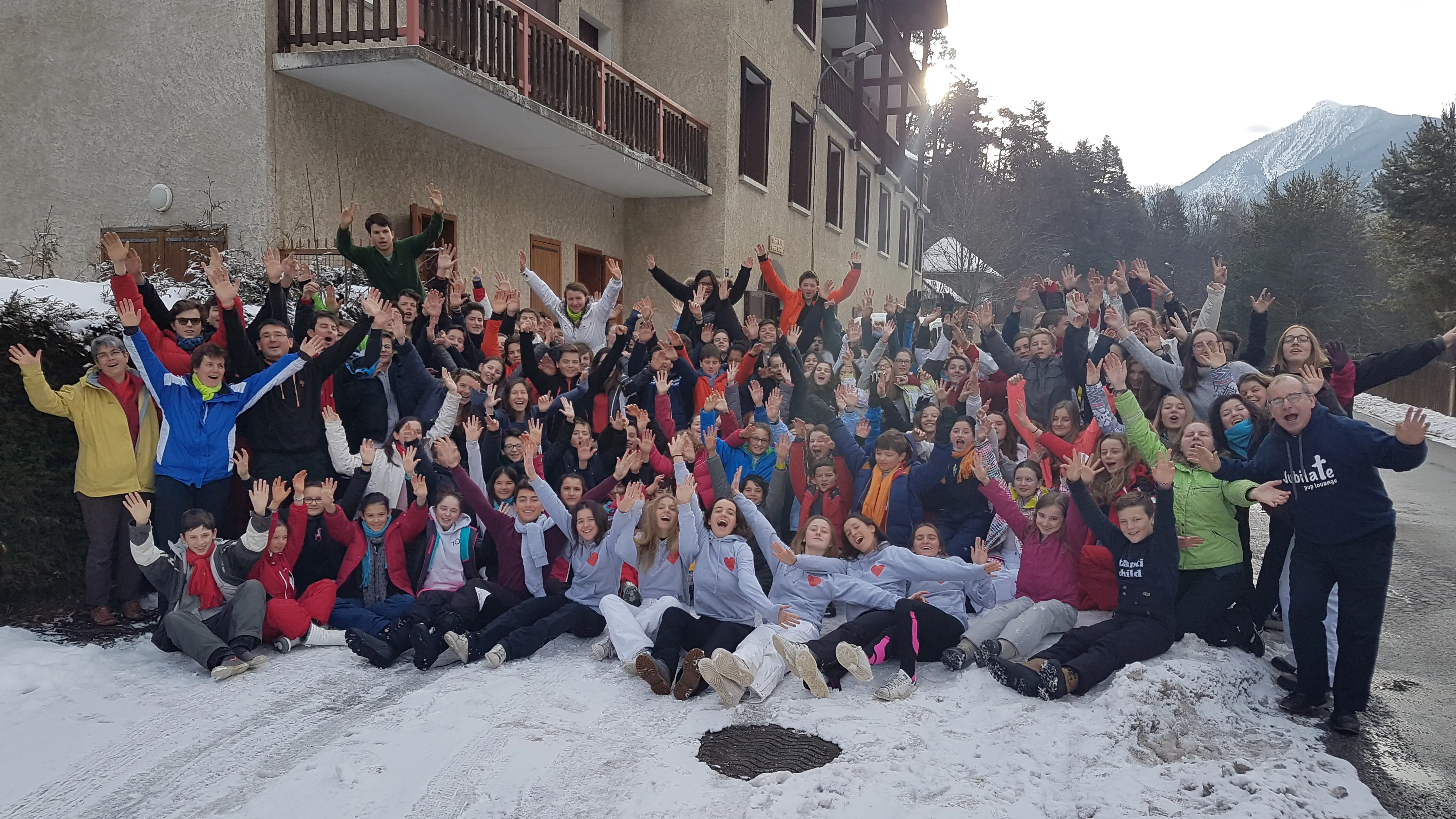 Groupe de jeunes du camp de ski SkiSpi sur les pistes enneigées