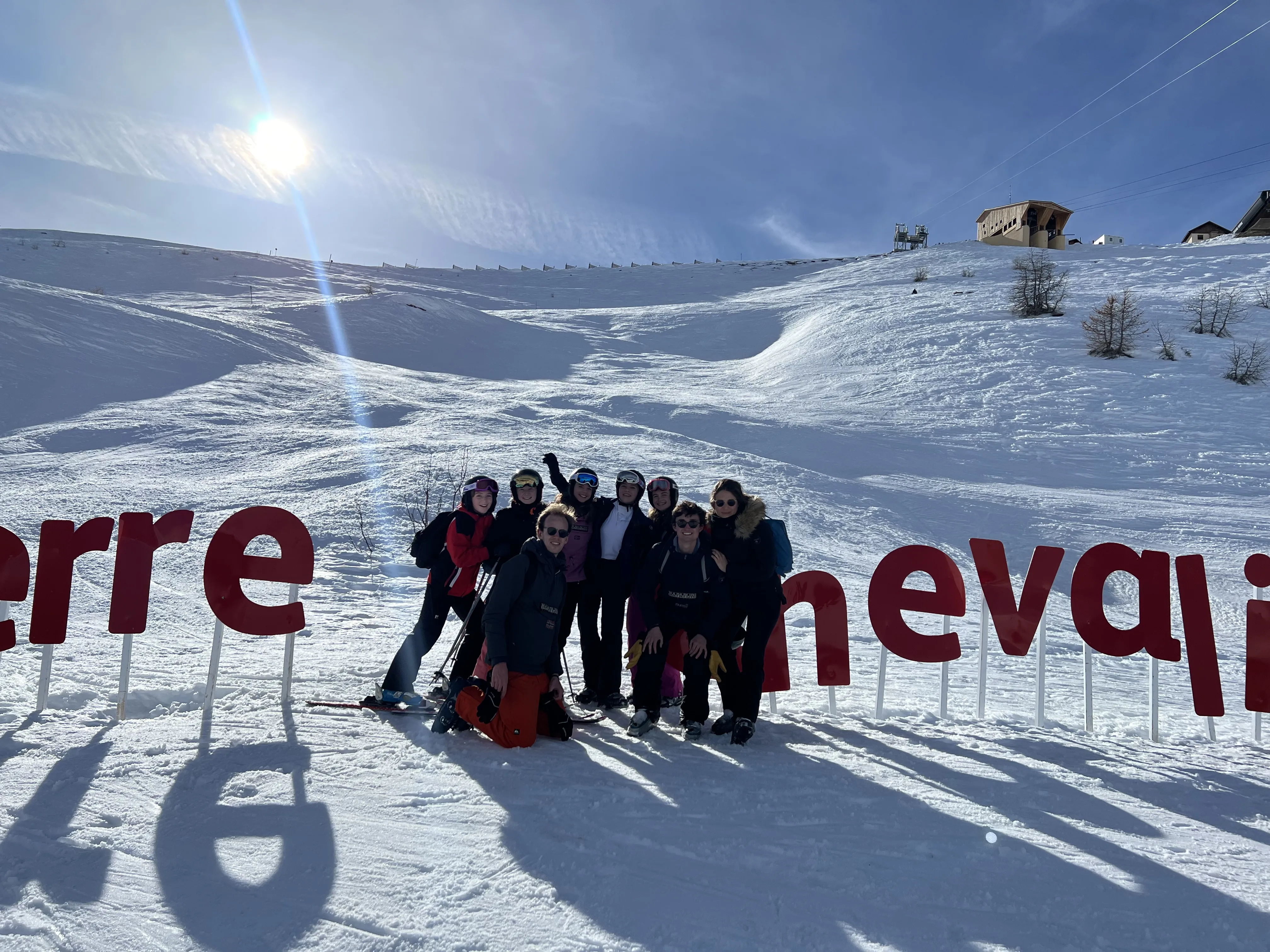 Jeunes skieurs du camp SkiSpi en montagne