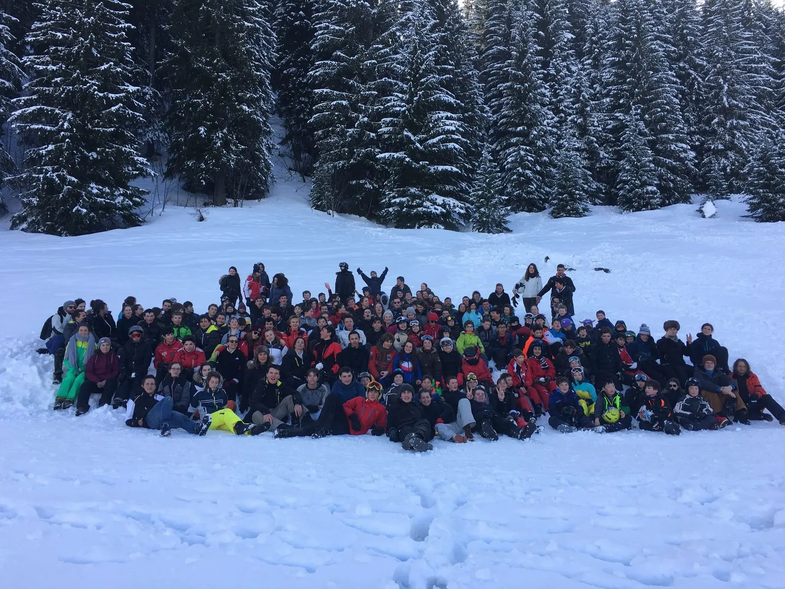 Photo de groupe du camp SkiSpi dans la neige